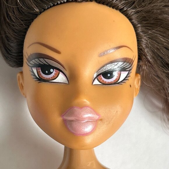 Bratz Wintertime Collection Yasmin Doll Original Outfit & Shoes - Picture 10 of 11